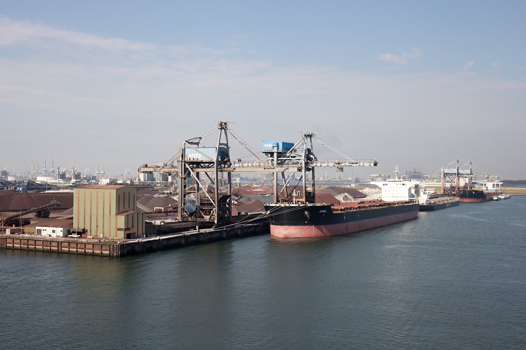 europoort maasvlakte rotterdam botlek haven scheepvaart industrie fabrieken marine transport overslag terminal portlantis ferry centrale